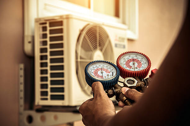 Professional Hvac Installation technician working in Deerfield Beach, FL